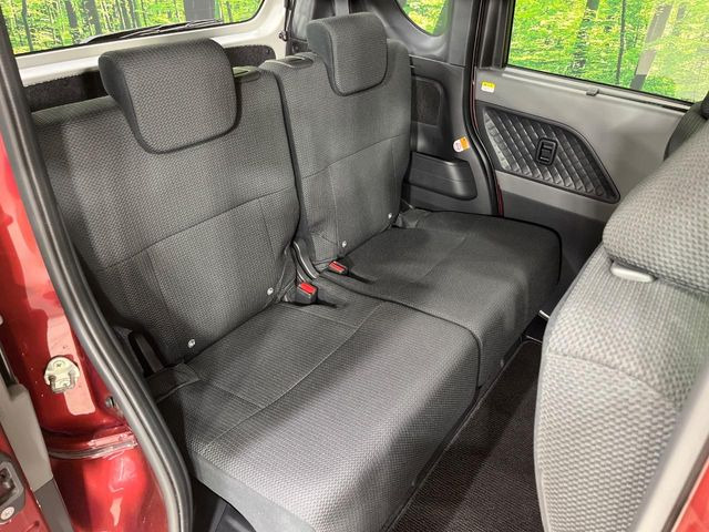 後部座席も気になるようなキズ・汚れやへたり等、大きなダメージはなく、良好な状態です。
