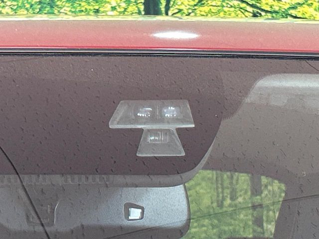 【スマートシティブレーキサポート】低速走行中に前方の車両等を認識し、衝突しそうな時は警報とブレーキで衝突回避と被害軽減をアシスト。より安全にドライブをお楽しみいただけます。