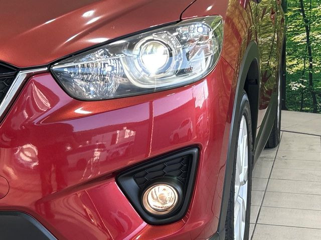 【HIDヘッドライト】非常に明るく前方を照らしてくれるので、悪天候や夜間の走行時も視界良好で安心してお乗りいただけます。