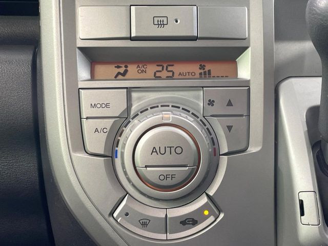 【オートエアコン】一度お好みの温度に設定すれば、車内の温度を検知し風量や温度を自動で調整。暑い…寒い…と何度もスイッチ操作をする必要はありません。快適な車内空間には必須の機能ですね♪