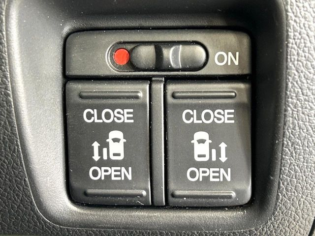 【両側パワースライドドア】スマートキーや運転席のスイッチで後席両側スライドドアの開閉が可能♪電動だから力を入れてドアを開ける必要が無く、小さなお子様でも簡単に開け閉めでき快適です♪