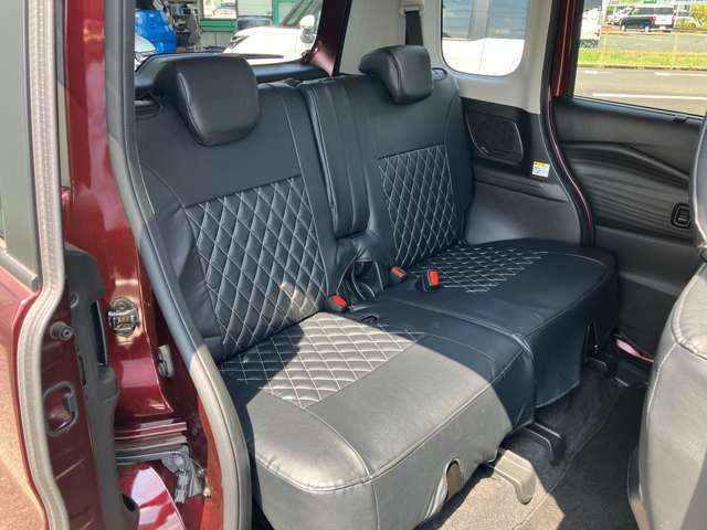 使用感のないきれいなリアシートです!