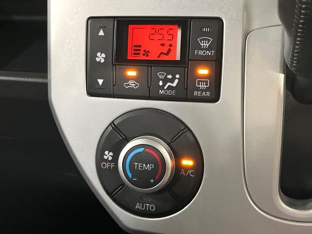 【オートエアコン】一度お好みの温度に設定すれば、車内の温度を検知し風量や温度を自動で調整。暑い…寒い…と何度もスイッチ操作をする必要はありません。快適な車内空間には必須の機能ですね♪