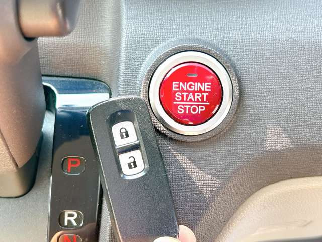 【スマートキー&プッシュスタートシステム】カバンやポケットに入れたままドアの開閉ができ、ワンタッチで楽々エンジンをかけられます♪