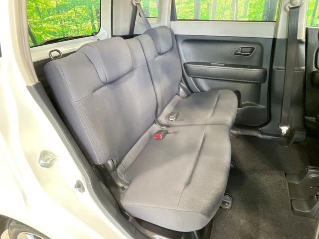 後部座席も気になるようなキズ・汚れやへたり等、大きなダメージはなく、良好な状態です。