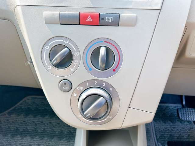 必需品のエアコン付き♪温度調節も簡単操作となっております!