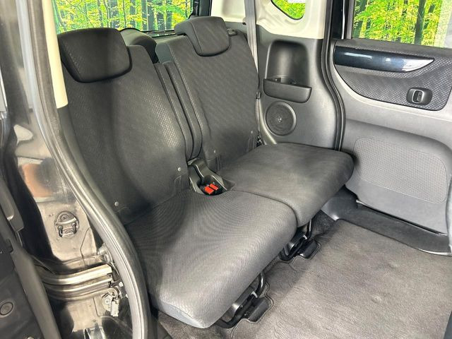 後部座席も気になるようなキズ・汚れやへたり等、大きなダメージはなく、良好な状態です。