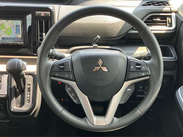 ステアリングもスベスベできれいです!