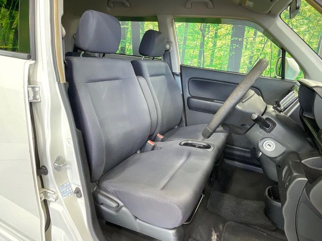 運転席まわりには十分なスペースがあり、大柄な方でもゆったり運転していただける環境です。