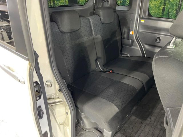 後部座席も気になるようなキズ・汚れやへたり等、大きなダメージはなく、良好な状態です。