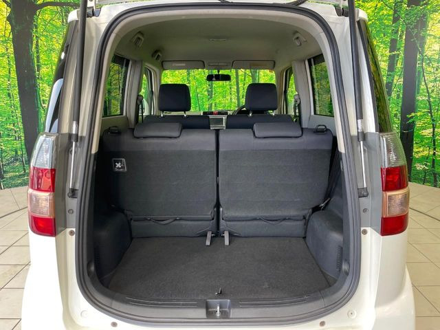 ラゲッジルームは、大容量のスペースを確保。普段のお買い物からレジャーまで、幅広く活躍してくれます!また、リアシートを倒すことでバリエーション豊かにお使いいただけます。