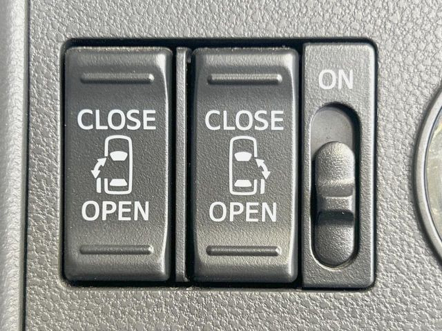 【両側パワースライドドア】スマートキーや運転席のスイッチで後席両側スライドドアの開閉が可能♪電動だから力を入れてドアを開ける必要が無く、小さなお子様でも簡単に開け閉めでき快適です♪