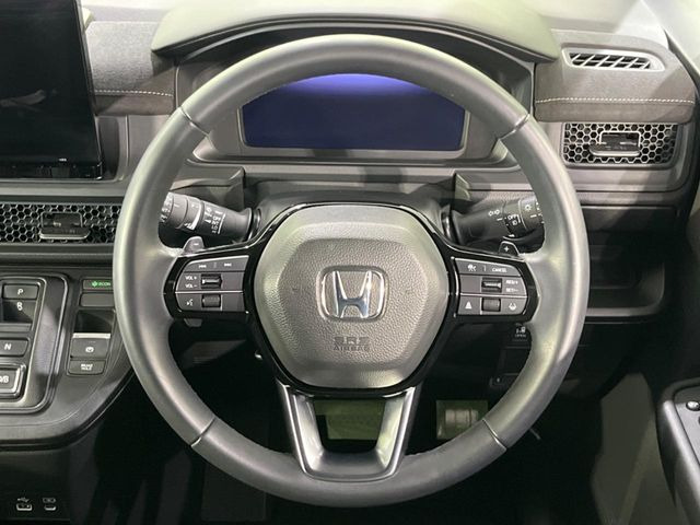 �C���e���A�ɍ��킹���f�U�C���̃X�e�A�����O�́A�^�]�������̂��Ƃ��l���A�^�]���₷���`��A�傫���ł��B�����x�A���ۂɐG���Ă��m���߂��������B