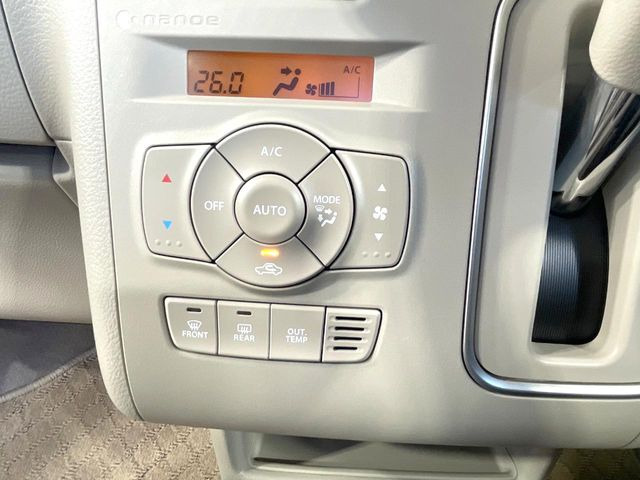 【オートエアコン】一度お好みの温度に設定すれば、車内の温度を検知し風量や温度を自動で調整。暑い…寒い…と何度もスイッチ操作をする必要はありません。快適な車内空間には必須の機能ですね♪