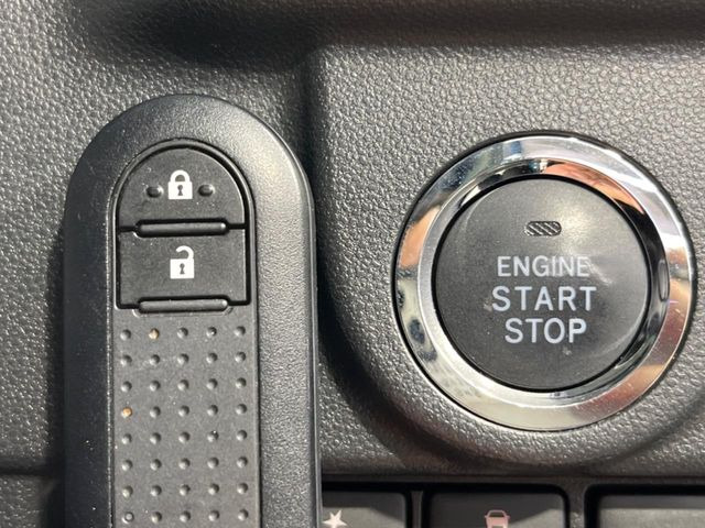 【キーフリーシステム】カバンやポケットに入れたままでもドアの施錠・解錠が可能なスマートキーを装備。エンジンのオン・オフ時もカギを取り出す必要が無いからとっても便利です♪