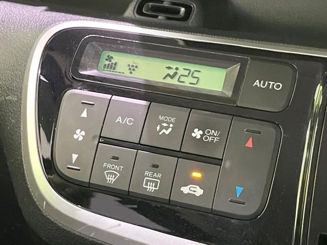 【オートエアコン】一度お好みの温度に設定すれば、車内の温度を検知し風量や温度を自動で調整。暑い…寒い…と何度もスイッチ操作をする必要はありません。快適な車内空間には必須の機能ですね♪