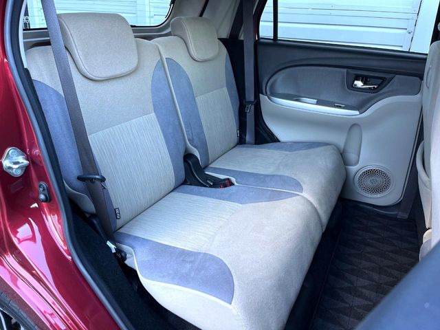 後部座席も気になるようなキズ・汚れやへたり等、大きなダメージはなく、良好な状態です。