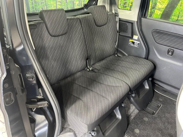 後部座席も気になるようなキズ・汚れやへたり等、大きなダメージはなく、良好な状態です。
