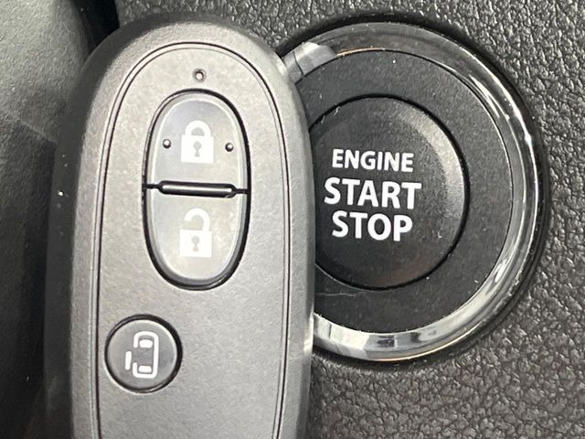 【キーレススタートシステム】カバンやポケットに入れたままでもドアの施錠・解錠が可能なスマートキーを装備。エンジンのオン・オフ時もカギを取り出す必要が無いからとっても便利です♪