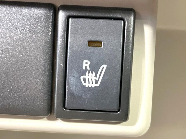 【シートヒーター】寒い日に重宝するシートヒーター!エアコンより早く温まってくれるので寒がりの人も安心ですね♪エアコンの温風は乾燥するから苦手、という方にもをおすすめです。