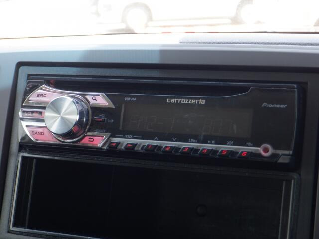 ★オーディオ装備★快適なプライベート空間で大好きな音楽と楽しいドライブは如何ですか?(^^) 操作方法も簡単で気軽に音楽が楽しめます! CD、AM、FMのメディアをお聞き頂けます!
