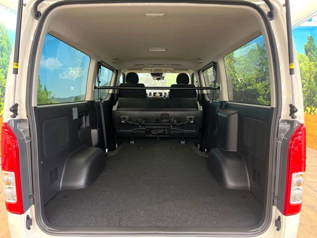 ���i�̂���������ʋ΁A���}���ɏ\���ȉ׎��X�y�[�X���m�ۂ��Ă���܂��B�Z�J���h�V�[�g��|���ƁA�傫�ȉו��̐ύڂ��\�ł���