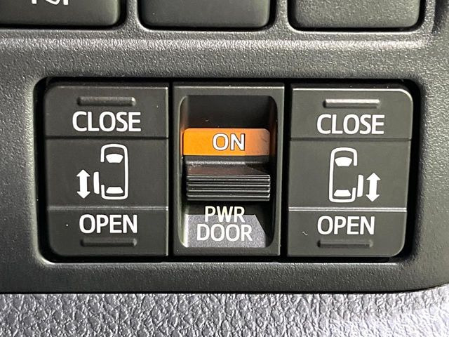 【両側パワースライドドア】スマートキーや運転席のスイッチで後席両側スライドドアの開閉が可能♪電動だから力を入れてドアを開ける必要が無く、小さなお子様でも簡単に開け閉めでき快適です♪