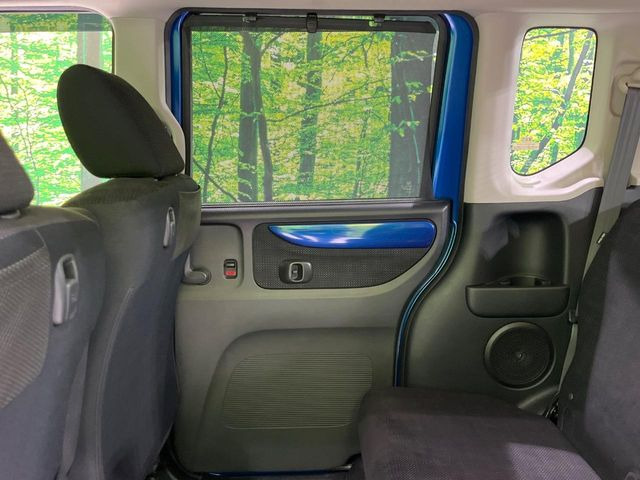 【サンシェード】日差しや車外からの光が眩しいときにサッと引き出して使える、ロール格納タイプのサンシェードを装備。後席に乗ったお子様がウトウトしだした時など、ぜひご活用ください♪