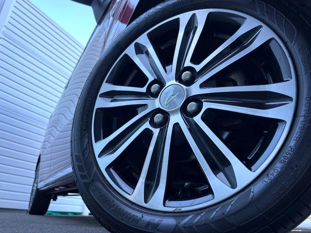 【純正15インチアルミホイール】外観にマッチした純正アルミホイールを装着しております。各種社外アルミホイールや、スタッドレスタイヤも取扱いしております。是非ご相談ください♪