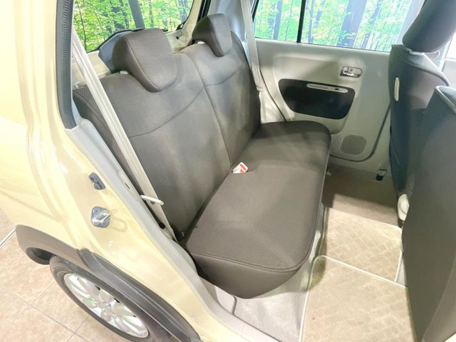 後部座席も気になるようなキズ・汚れやへたり等、大きなダメージはなく、良好な状態です。