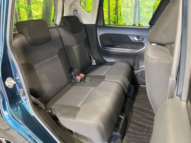 広々とした2列目シートは居住性が高く、居心地も快適!友達や家族とのお出かけにぴったりです。ベビーシートやチャイルドシート使用時も快適にお過ごしいただける十分な空間を確保しています。