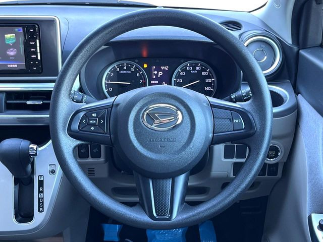 インテリアに合わせたデザインのステアリングは、運転される方のことも考え、運転しやすい形状、大きさです。是非一度、実際に触ってお確かめください。