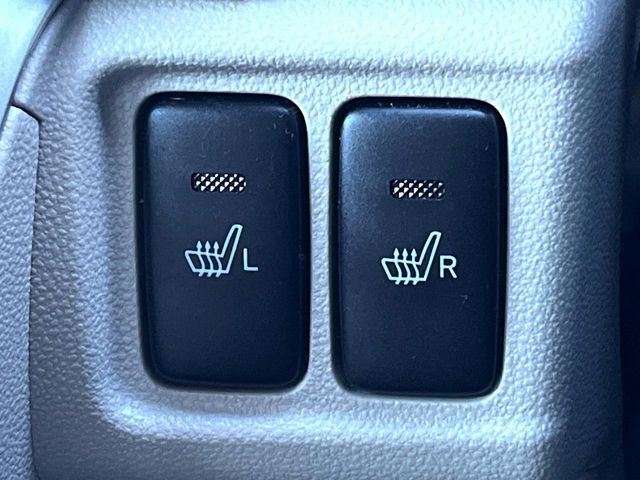 【シートヒーター】寒い日に重宝するシートヒーター!エアコンより早く温まってくれるので寒がりの人も安心ですね♪エアコンの温風は乾燥するから苦手、という方にもをおすすめです。