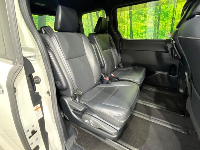 後部座席も気になるようなキズ・汚れやへたり等、大きなダメージはなく、良好な状態です。