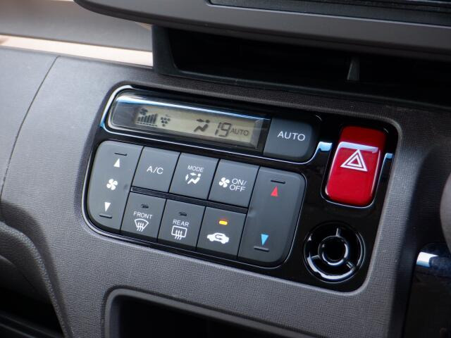 ★オートエアコン装備(^^♪★室温調整も楽々!快適な室温を素早く調整可能です。操作パネルやスイッチも上質で操作性も良好です。