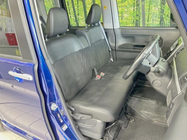 【ハーフレザーシート】高級感と座り心地を両立した人気のシート♪背面・座面のファブリック素材は、通気性の良さや滑りにくさに優れています。気温や服装に左右されず快適にお乗りいただけます。