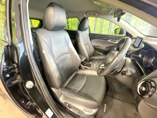 【ハーフレザーシート】高級感と座り心地を両立した人気のシート♪背面・座面のファブリック素材は、通気性の良さや滑りにくさに優れています。気温や服装に左右されず快適にお乗りいただけます。