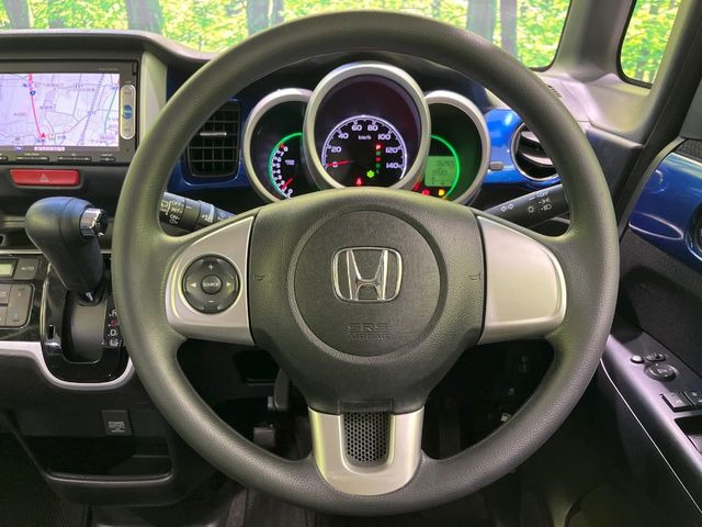 インテリアに合わせたデザインのステアリングは、運転される方のことも考え、運転しやすい形状、大きさです。是非一度、実際に触ってお確かめください。