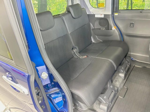 広々とした2列目シートは居住性が高く、居心地も快適!友達や家族とのお出かけにぴったりです。ベビーシートやチャイルドシート使用時も快適にお過ごしいただける十分な空間を確保しています。