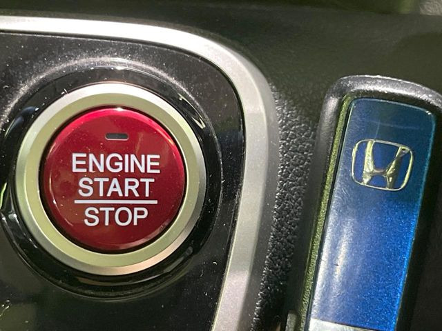 【Hondaスマートキー】カバンやポケットに入れたままでもドアの施錠・解錠が可能なスマートキーを装備。エンジンのオン・オフ時もカギを取り出す必要が無いからとっても便利です♪