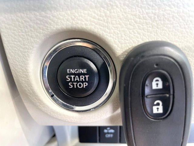 【キーレススタートシステム】カバンやポケットに入れたままでもドアの施錠・解錠が可能なスマートキーを装備。エンジンのオン・オフ時もカギを取り出す必要が無いからとっても便利です♪