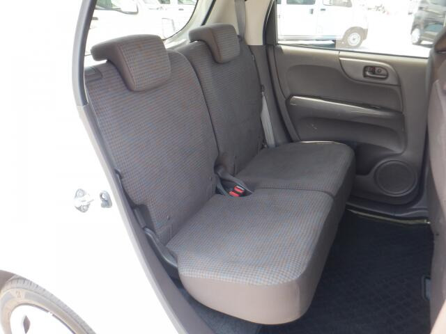 後部座席も大きな擦れもなく状態良好です。