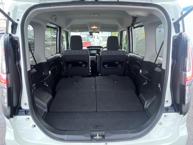 後席を格納すると、これだけの広さが!シーンに合わせたシートアレンジで、大きな荷物も積むことが出来ます♪