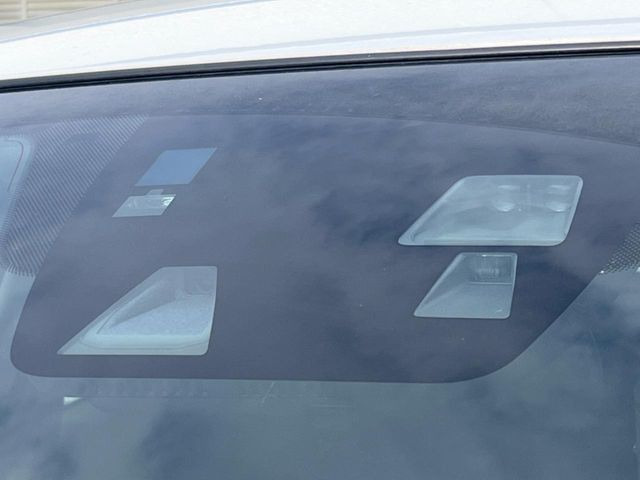 【スマートシティブレーキサポート】低速走行中に前方の車両等を認識し、衝突しそうな時は警報とブレーキで衝突回避と被害軽減をアシスト。より安全にドライブをお楽しみいただけます。