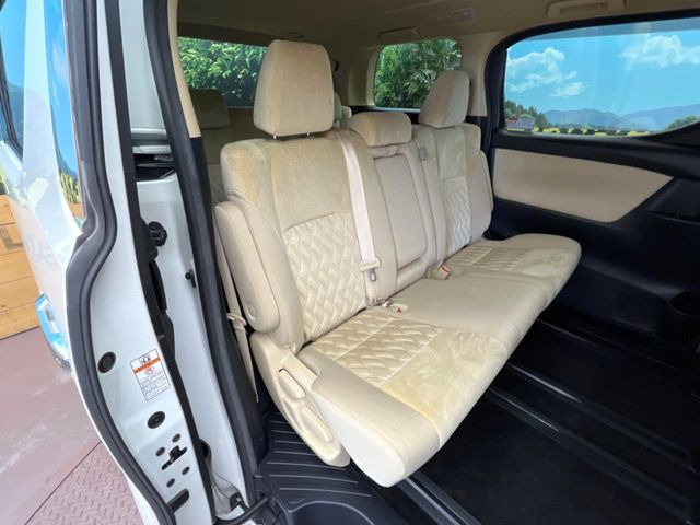 後部座席も気になるようなキズ・汚れやへたり等、大きなダメージはなく、良好な状態です。
