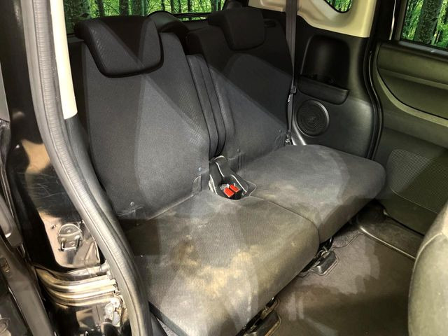 後部座席も気になるようなキズ・汚れやへたり等、大きなダメージはなく、良好な状態です。