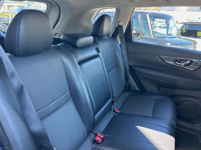 【合皮レザーシート】汚れのふき取りが容易でメンテナンスもが簡単な、機能性に優れる合成皮革を採用した上質なシートです。座り心地もよく、高級感あふれる心地良い車内空間を演出してくれます。