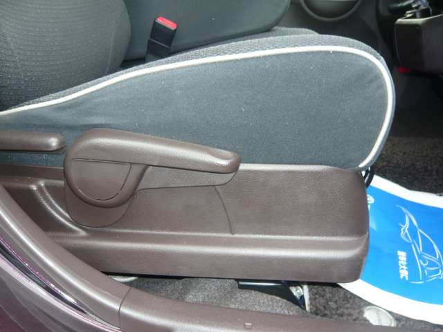 運転席にはシートリフターが付いていますので座高にあわせてドライビングポジションが決められます。