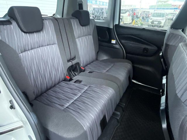 後部座席も気になるようなキズ・汚れやへたり等、大きなダメージはなく、良好な状態です。