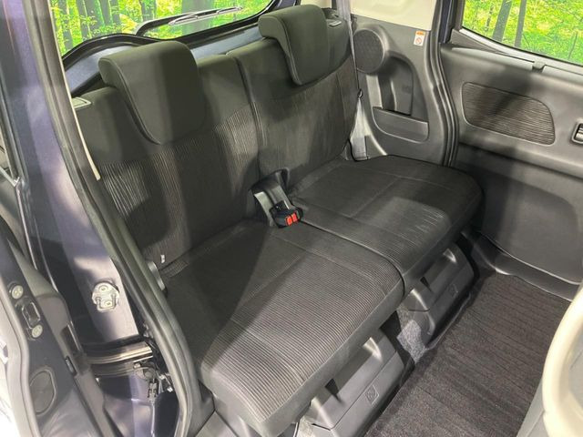 後部座席も気になるようなキズ・汚れやへたり等、大きなダメージはなく、良好な状態です。